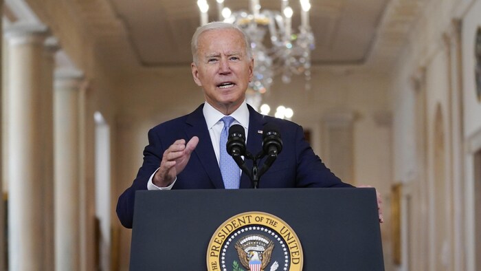 Prenant la parole depuis la salle à manger d'État de la Maison-Blanche, Joe Biden regarde la caméra.