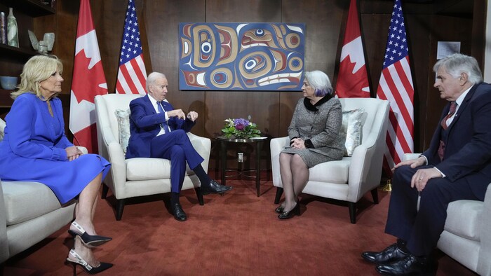 Le président Joe Biden et son épouse Jill ont été accueillis par la gouverneure générale du Canada Mary Simon et son mari Whit Fraser à l'aéroport international d'Ottawa.