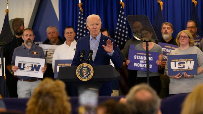 Le président Joe Biden parle devant des membres du syndicat américain de l'United Steelworkers à Pittsburgh.