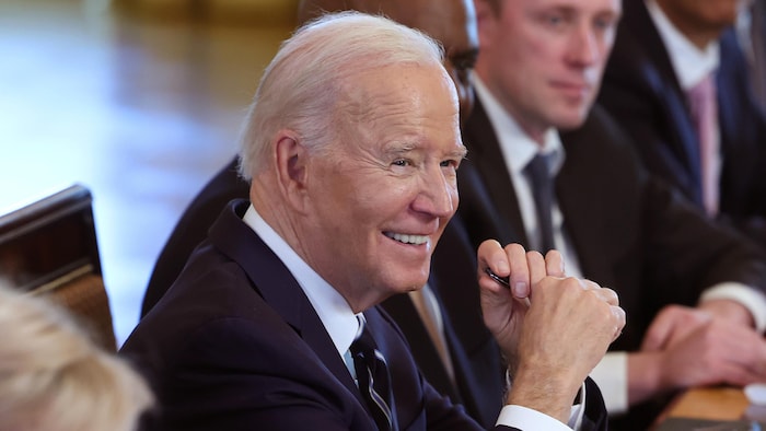 Joe Biden sourit.