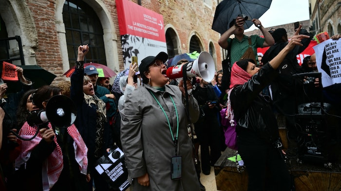 Des personnes manifestent dehors.