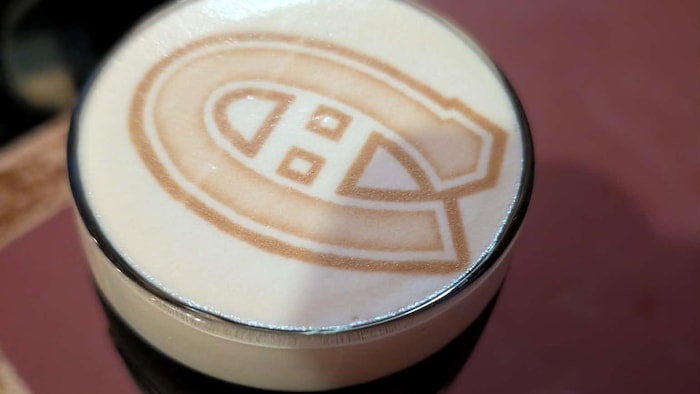 Le logo du CH imprimé dans la mousse d'une bière du restaurant bar Duke of Duckworth.