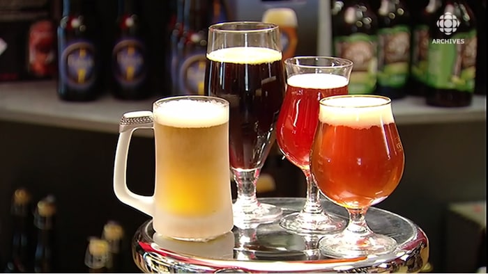 Quatre verres de bière, une blonde, une rousse, une brune et une ambrée.