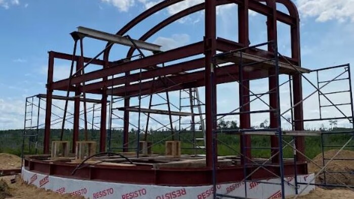 Le nouveau centre communautaire de la Première Nation crie Big Island Lake, en construction.
