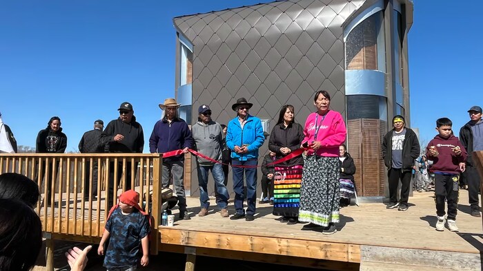 Des membres de la Première Nation crie Big Island Lake, lors de l'inauguration de leur nouveau centre communautaire.