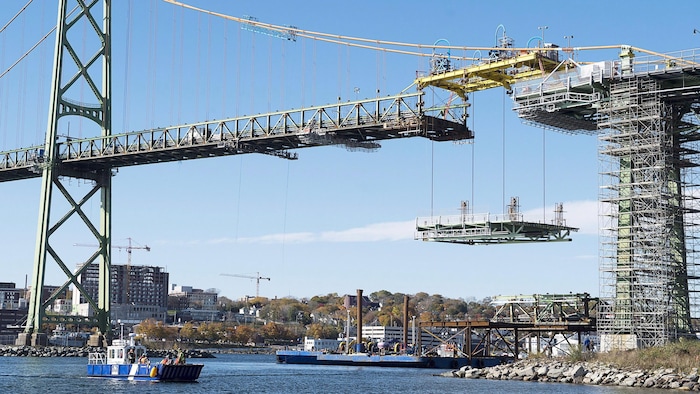 Le tablier du pont Angus L. Macdonald à Halifax a été renouvelé en deux ans tout en demeurant ouvert à la circulation durant le jour en semaine. En tout 46 segments ont été installés durant la nuit et certaines fins de semaine. C’est la première fois qu’un pont suspendu demeure ouvert à la circulation durant sa réparation depuis les travaux du pont Lions Gates en Colombie-Britannique il y a dix ans.