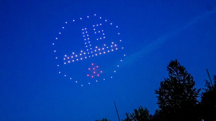 Une représentation du Big Nickel et de la supercheminée de Sudbury lors du spectacle de drones pour la fête du Canada à Science Nord.