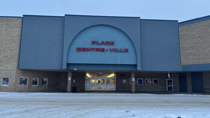 La devanture d'un centre commercial au lever du jour.