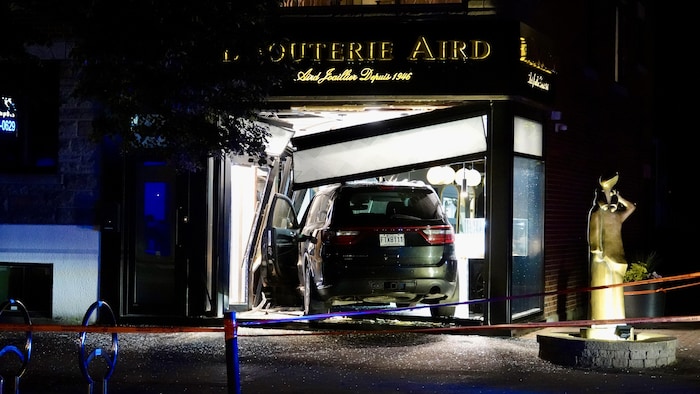 Un véhicule qui a terminé sa course dans la devanture d'une bijouterie.