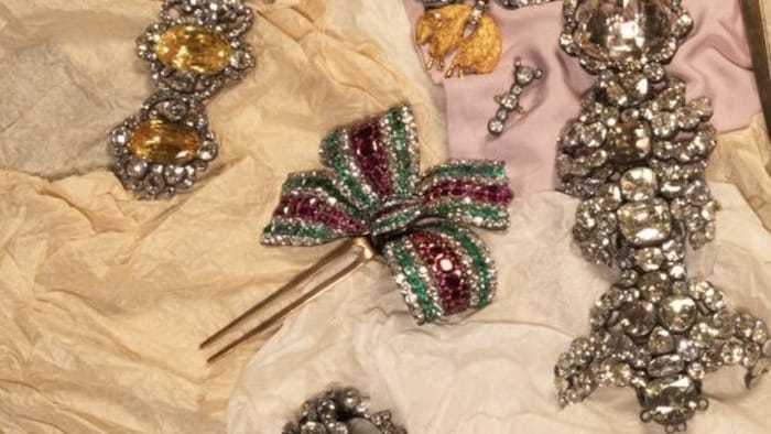 Cette aigrette de diamants, émeraudes et rubis en forme de nœud a été montée par le bijoutier Kochert à la demande de l'Impératrice Sissi, qui souhaitant rendre hommage à son nouveau pays, la Hongrie.