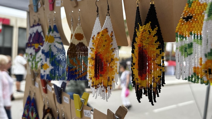 Des bijoux en perles exposés, le 5 juillet 2025 à Moose Jaw.