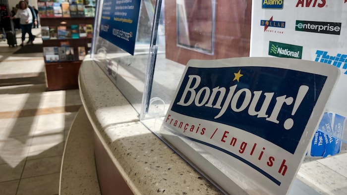 Une petite affiche indique que l'établissement participe au programme «Bonjour!» et il offre aux clients d'être servis en anglais ou en français.