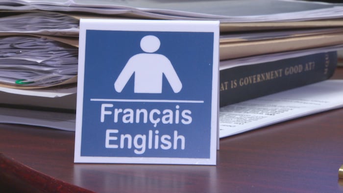 Une affichette indique que des services bilingues sont offerts.