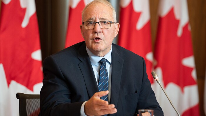Bill Blair en conférence de presse.