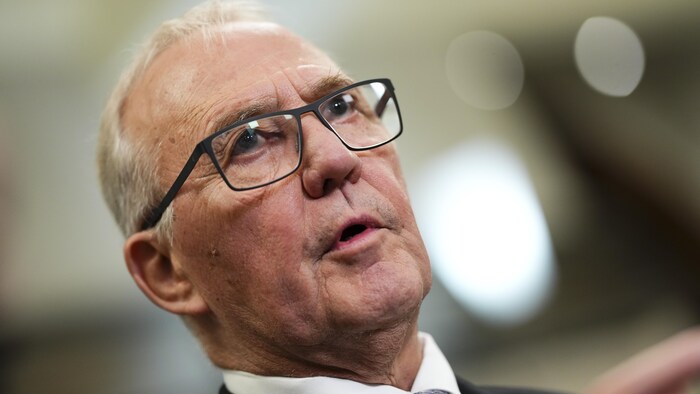 Plan rapproché de Bill Blair en conférence de presse.