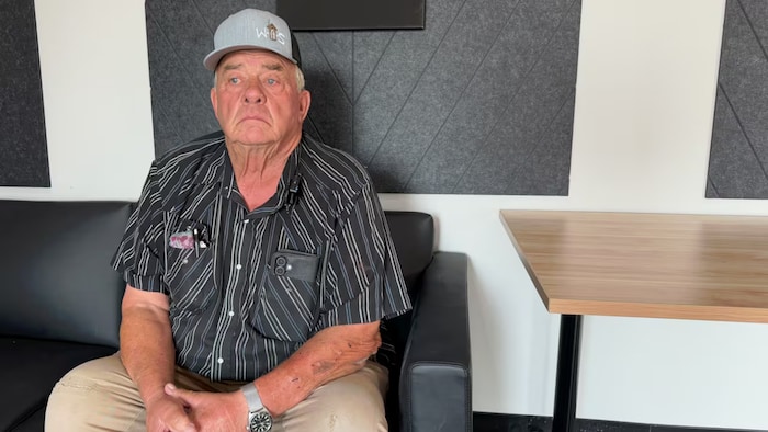 Assis à son bureau, Bill Bresett au regard sérieux et pensif fixe l’horizon.