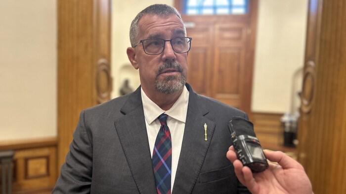 Bill Hogan lors d'une mêlée de presse à Fredericton.