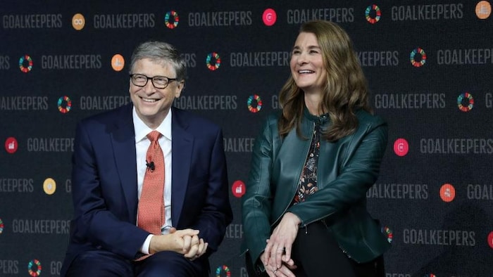 Bill et Melinda Gates, assis côte à côte, sourient.