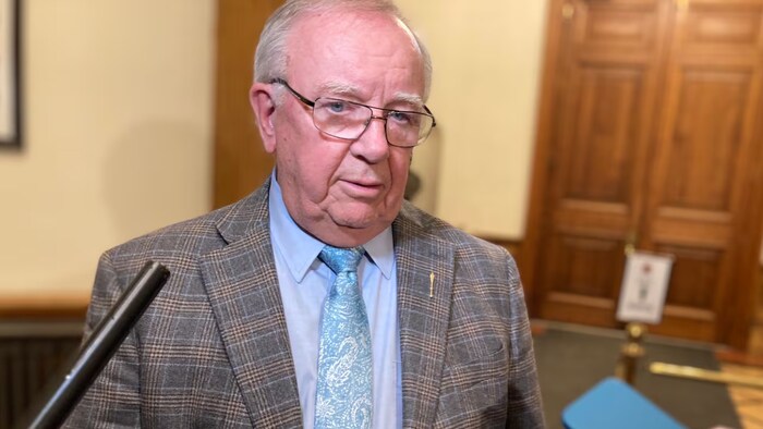Bill Oliver interviewé durant une mêlée de presse.