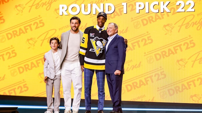 Bill Zonnon sur une scène avec Gary Bettman, Kristopher Letang et le fils de ce dernier.