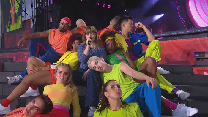 Accompagnée de plusieurs danseurs, la chanteuse pop Billie du Page a chanté son succès bilingue «Fake Friends».