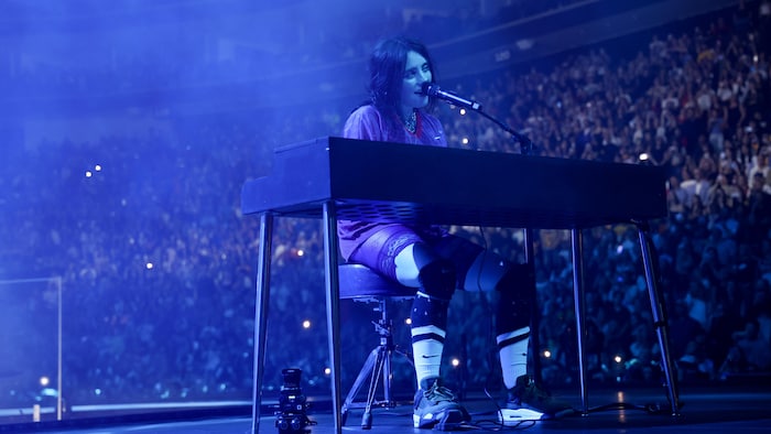 Billie Eilish au piano. 