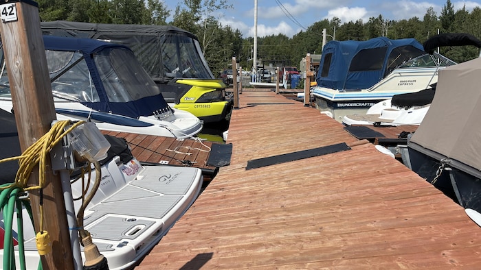 Des bateaux amarrés au quai de la marina, au Lac Kénogami.