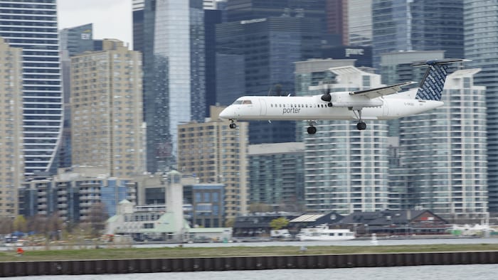 Un avion de la compagnie Porter atterrit à l’aéroport Billy Bishop de Toronto le 5 mai 2026.