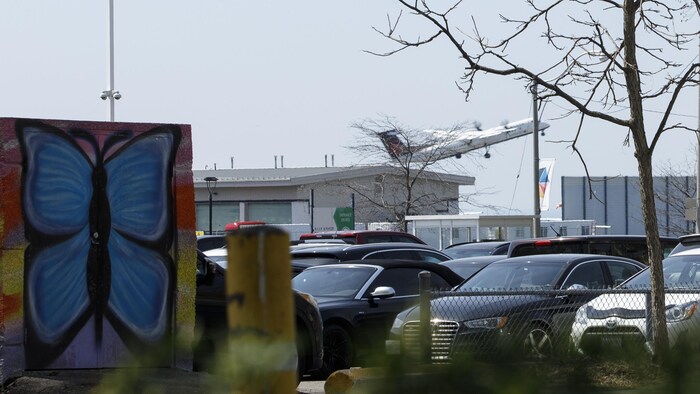 Un avion décolle de l’aéroport Billy Bishop de Toronto, vu du parc Little Norway le 4 mai 2026.
