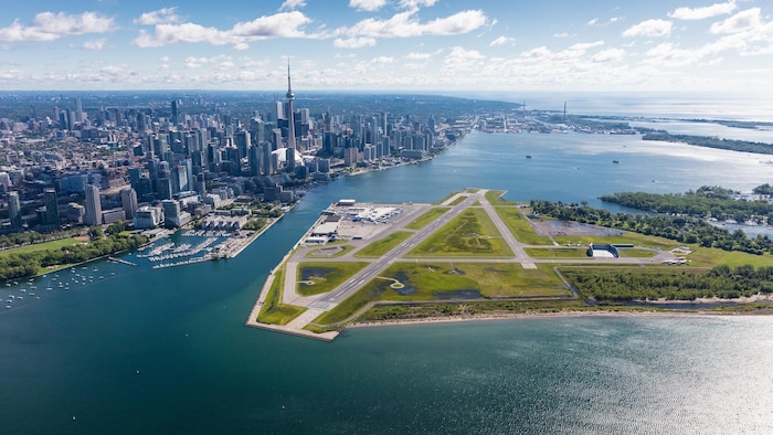 L’aéroport Billy Bishop situé sur les îles de Toronto avec le centre-ville en arrière plan.
