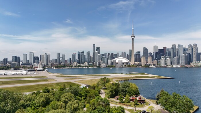 Le centre-ville de Toronto et aéroport Billy Bishop, situé sur l’île de Toronto.