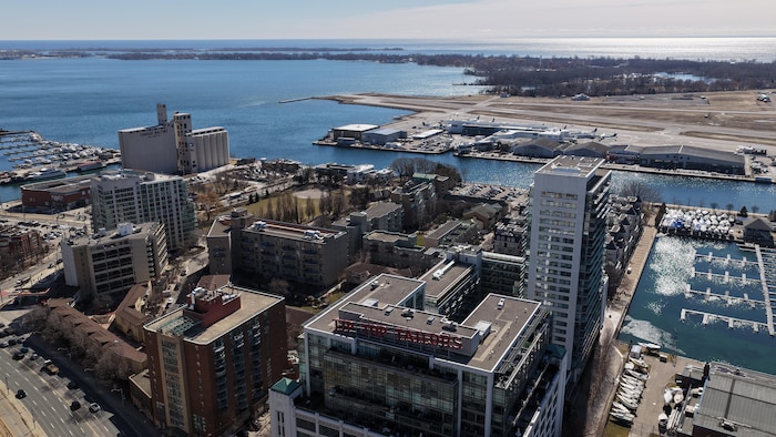 Image aérienne du quartier de Bathurst Quay avec en arrière-plan l’aéroport Billy Bishop de Toronto, le long du lac Ontario prise le 27 avril 2026.