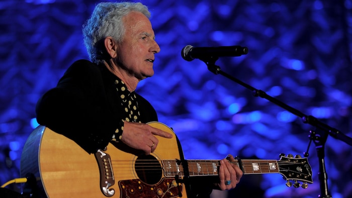 Billy Steinberg joue de la guitare.