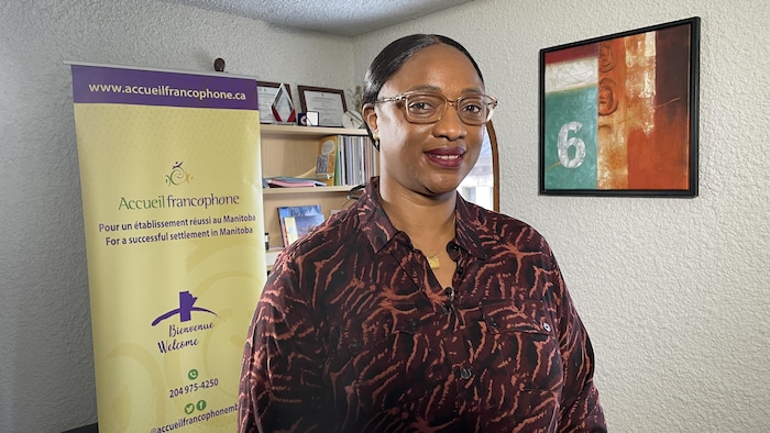 La directrice de l'Accueil francophone au Manitoba, Bintou Sacko, pose dans son bureau le 12 décembre 2023.