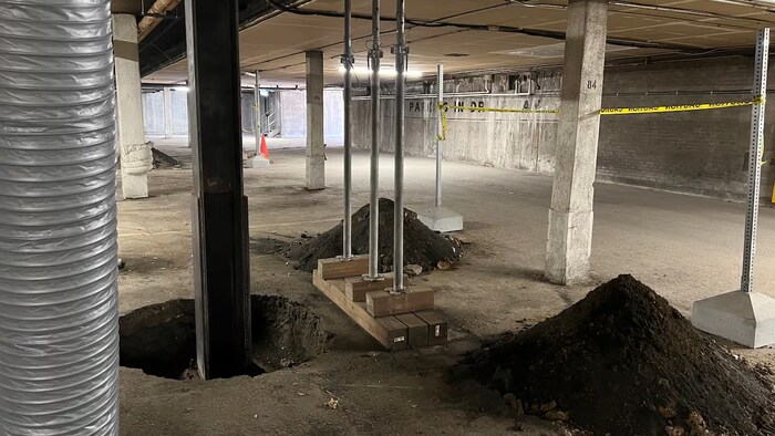Des travaux d’inspection sont visibles à l’intérieur du stationnement de Birchwood Terrace, le 10 mai 2024.