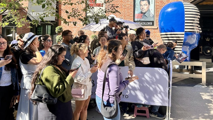 Des dizaines de personnes attendent les vedettes avec impatience devant l'hôtel Bisha, vendredi matin.
