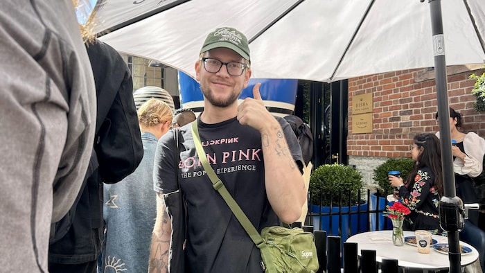 Justin James devant l'hôtel Bisha de Toronto.