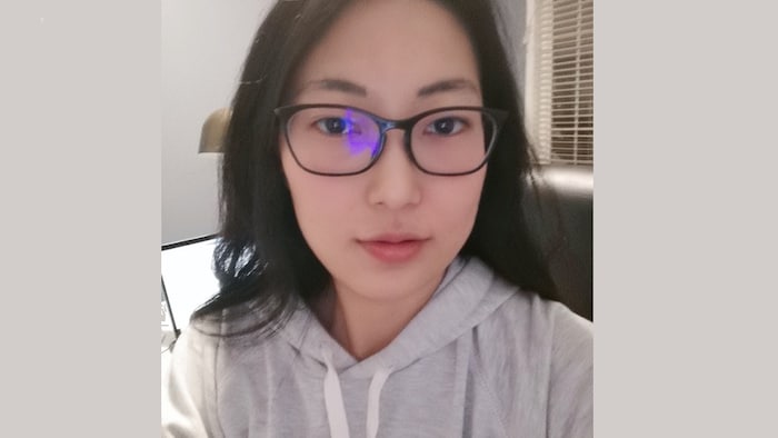 Une femme portant des lunettes.