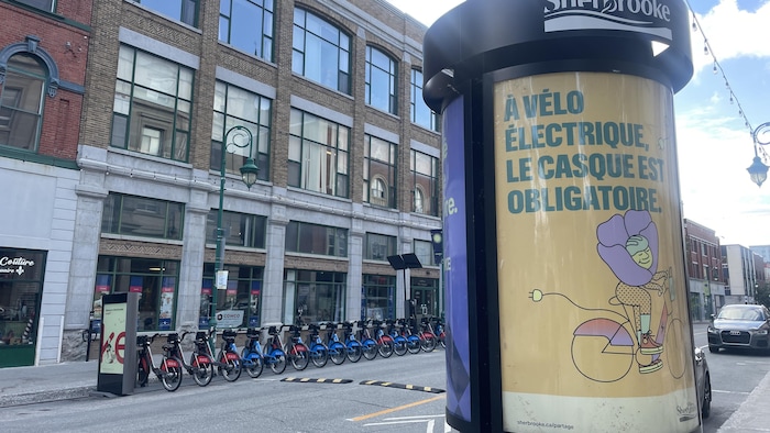 Une station de vélos BIXI. 