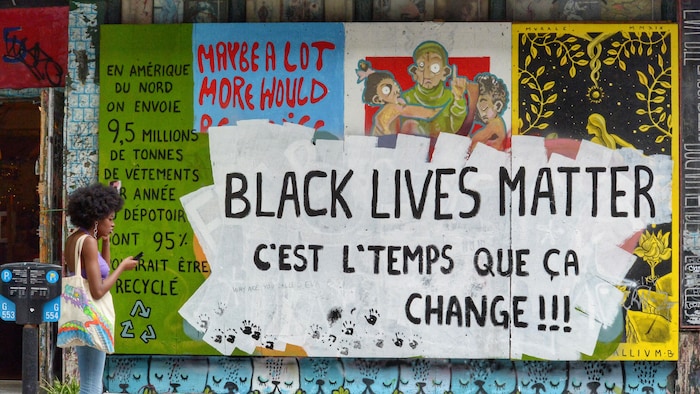 Une murale sur le boulevard Saint-Laurent à Montréal sur laquelle on peut lire: «Black Lives Matter. C'est l'temps que ça change».