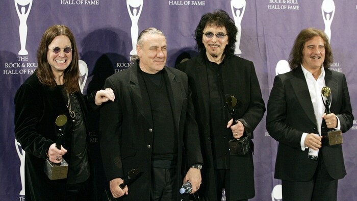 Ozzy Osbourne, Bill Ward, Tony Iommi et Geezer Butler de Black Sabbath posent pour les photographes de lors de leur intronisation au Temple de la renommée du rock and roll en 2006