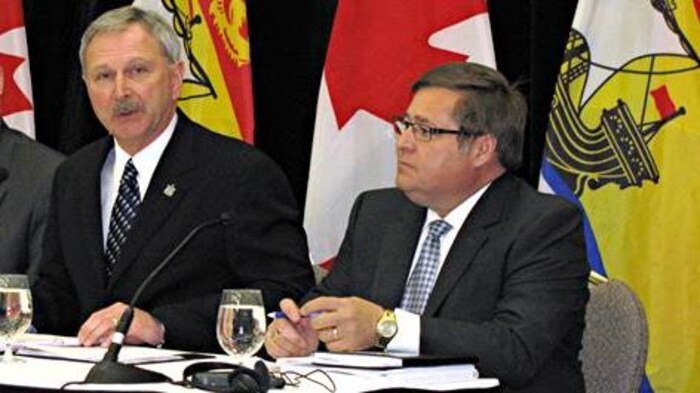 Le ministre des Finances Blaine Higgs (au centre), accompagné du sous-ministre des Finances, Michael Ferguson (à gauche), et du ministre des Transports, Claude Williams (à droite).