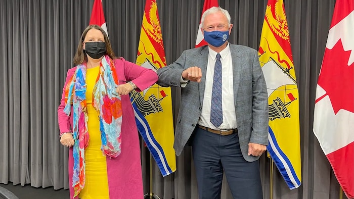 Jennifer Russell et Blaine Higgs côte à côte se donnent le coude.