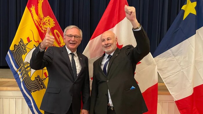 Les deux hommes sont tout sourire.