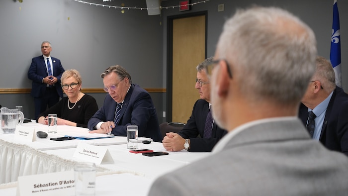 Suzanne Blais, François Legault, Daniel Bernard, Gilles Chapadeau et Sébastien D'Astous lors d'une rencontre à Rouyn-Noranda, en Abitibi-Témiscamingue.