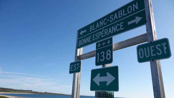 Une pancarte indique Blanc-Sablon vers l'est et Bonne-Espérance vers l'ouest.