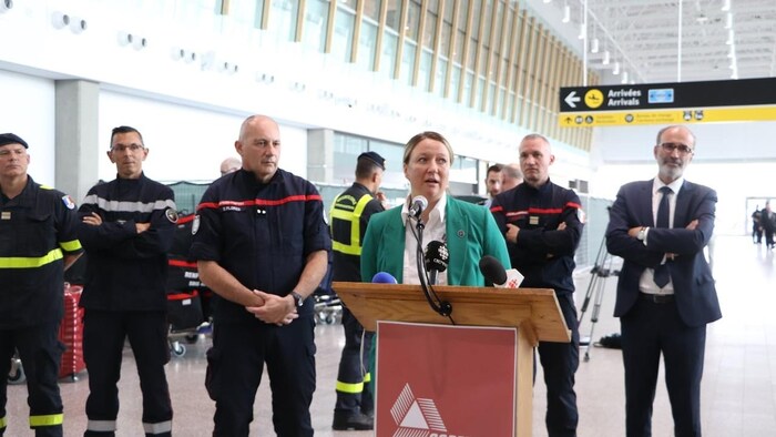 A press conference in the arrivals hall of an airport.