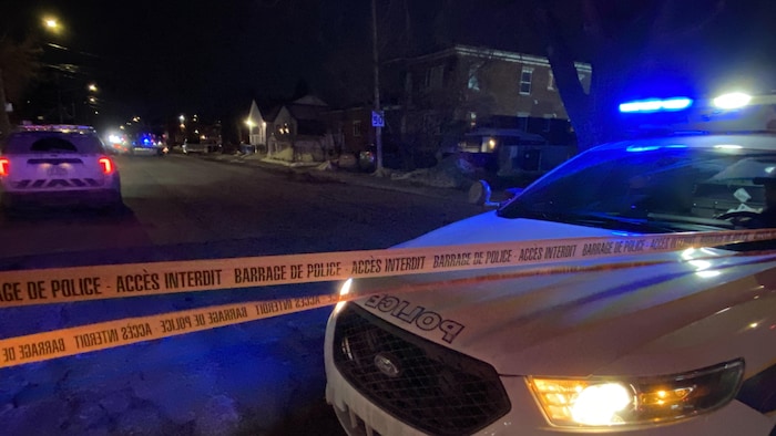 Une voiture de police devant un périmètre de sécurité, à Longueuil.