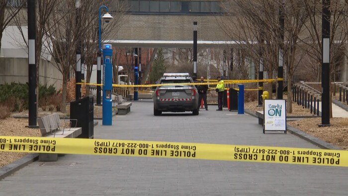 Une voiture de police derrière des rubalises sur le campus de TMU le 15 avril 2025.