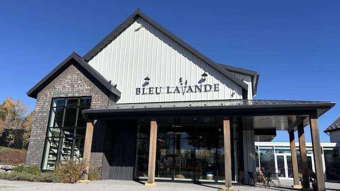 Le bâtiment de l'entreprise Bleu Lavande en automne.